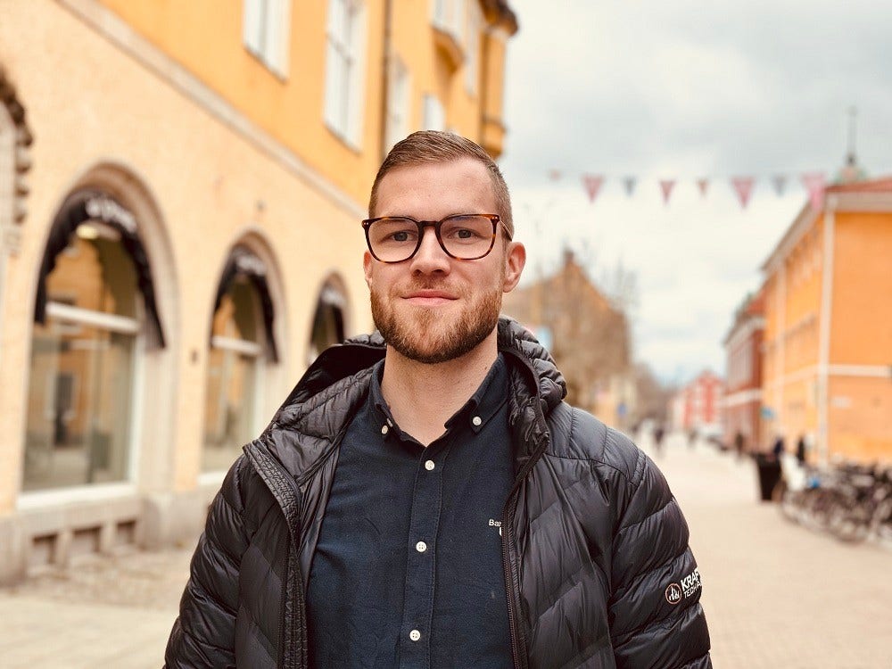 En man ler mot kameran.