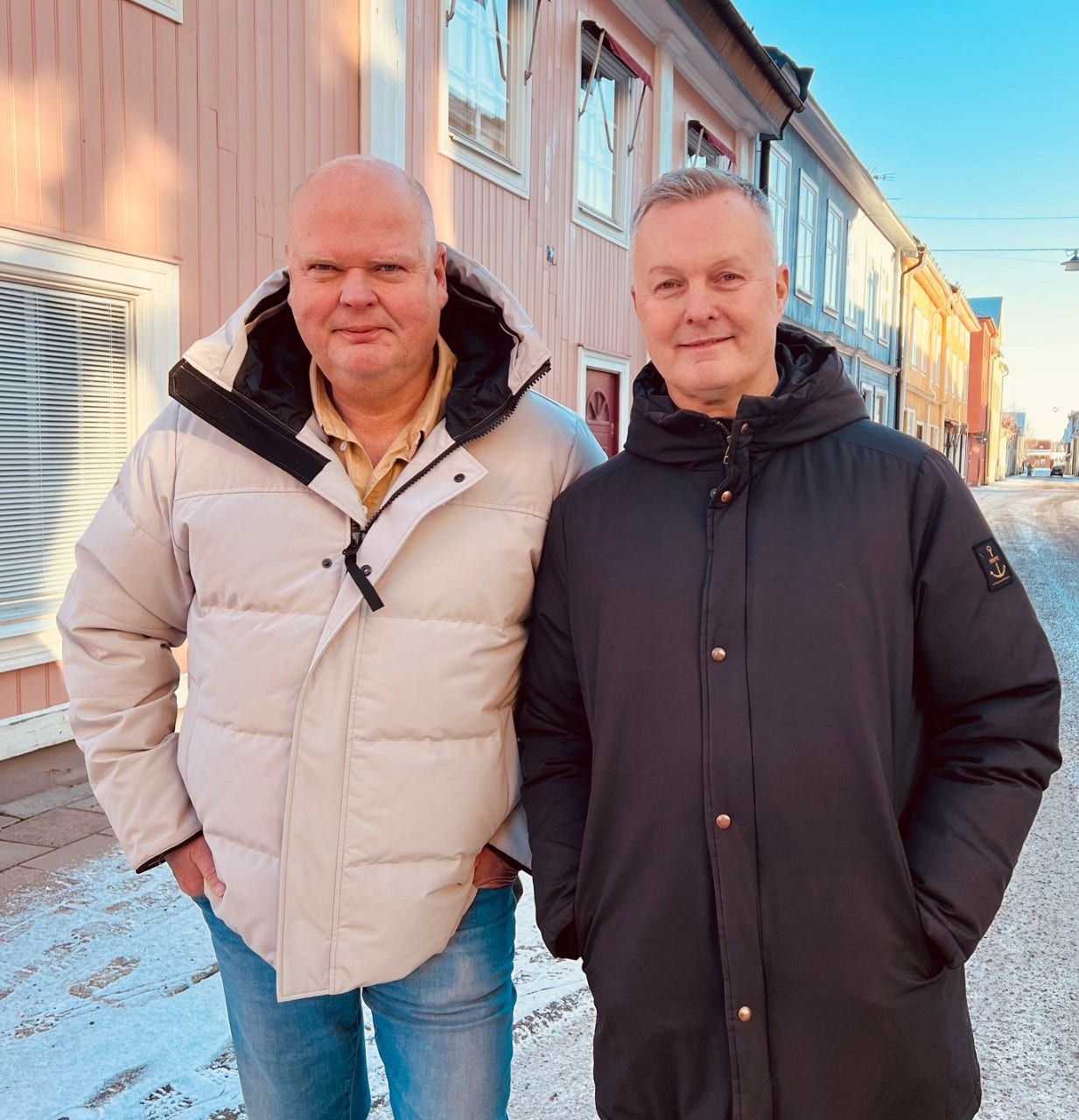 Två män ler mot kameran. 