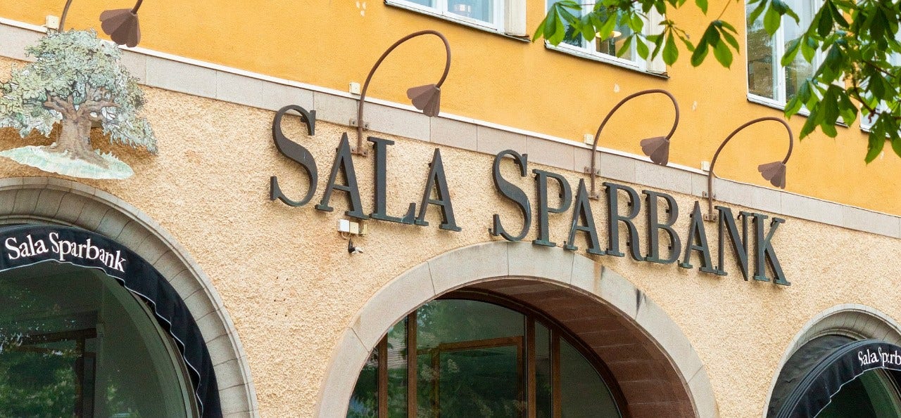 Skylt med Sala Sparbank ovanför entrén.
