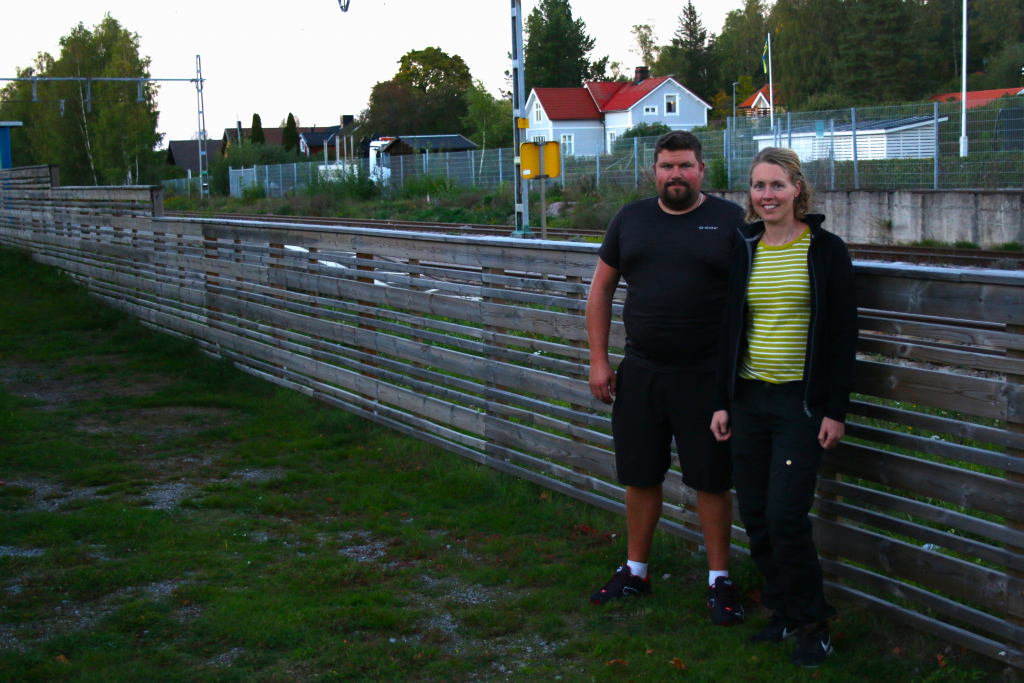  Linda och Henrik framför staketet som byggdes för MIljonen-pengarna