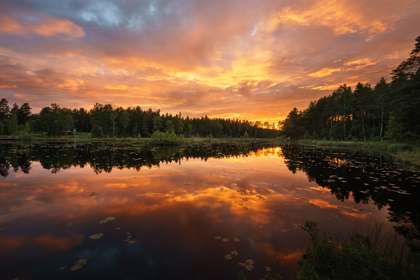 En sjö i solnedgången.