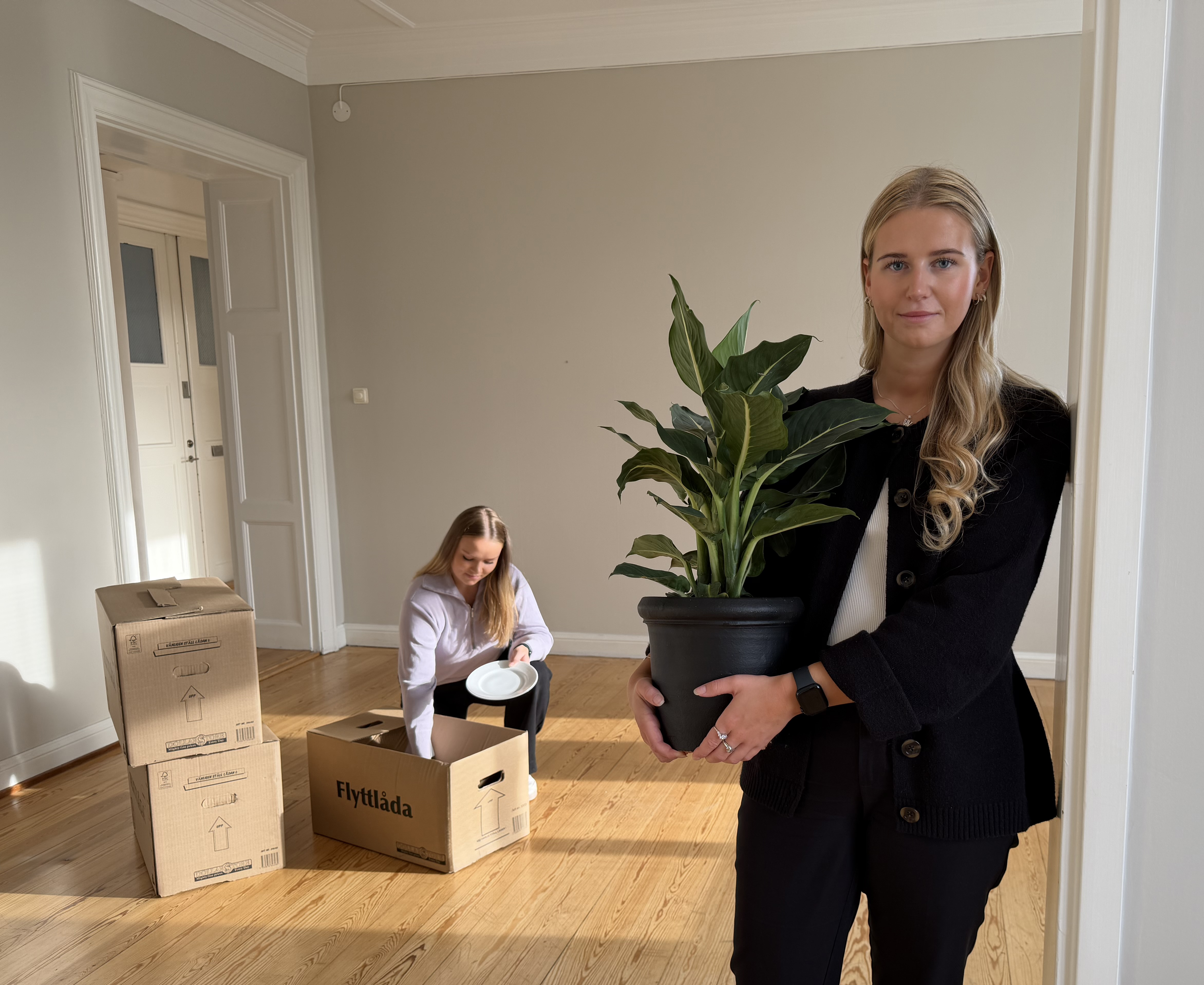 Två kvinnor i en lägenhet